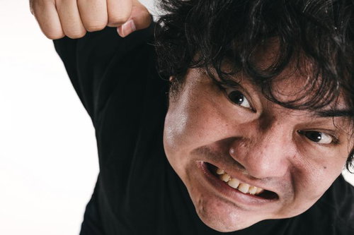 怒りのカタルシス！ぶち壊す破壊王・拳を握りしめて激怒する男性