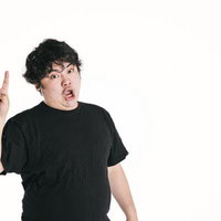 イエーイの瞬間！ピースする黒Tシャツの男性の写真