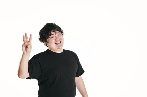 The Power of Three、ハンドジェスチャーで3番を表現する男性