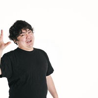 クインテッセンス、五指で描くトップ5の物語を表現する男性の写真