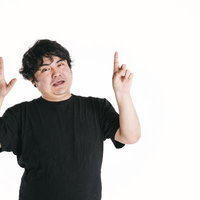 6位を示すハンドサイン、ランキングの数字を表現する男性の写真