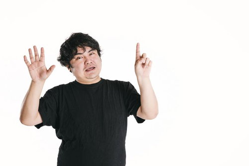 6位を示すハンドサイン、ランキングの数字を表現する男性