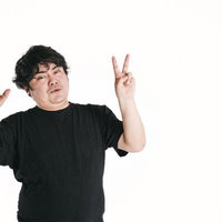 ハンドサインで7番を表現する男性、ランキング第七位の詩の写真