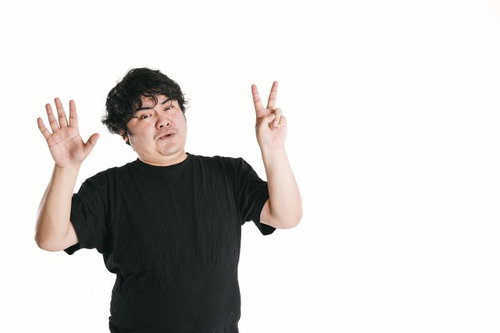 ハンドサインで7番を表現する男性、ランキング第七位の詩