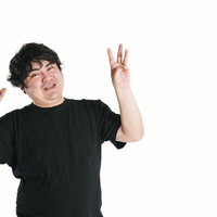 Finger Language、8位を示す男性のハンドサインの写真