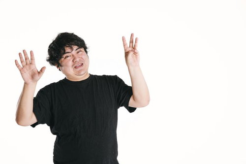 Finger Language、8位を示す男性のハンドサイン