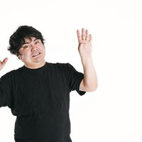 The Ninth Sign、ハンドジェスチャーで「9」を表現する男性の写真