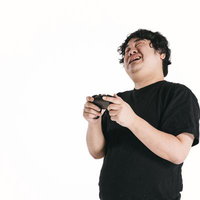 予期せぬミスで思わず顔が曇る瞬間、ゲームコントローラーを握る男性の写真