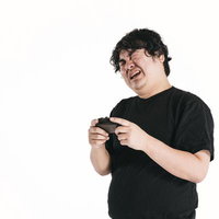 ゲームコントローラーを握って失敗に思わず顔を歪める男性ゲーマーの写真