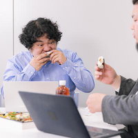 食べながら打ち合わせするエンジニアの時短ランチミーティングの写真