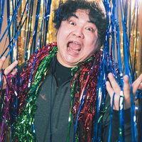 パーティー会場にやってきたハイテンションな男性の写真