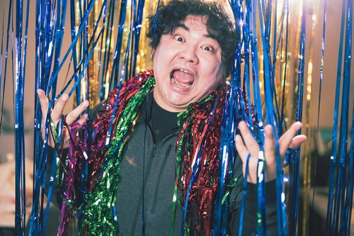 パーティー会場にやってきたハイテンションな男性