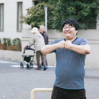 のどかな公園の雰囲気をぶち壊す！全力で抵抗するで男の写真
