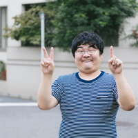 にじゅういっさい、拳で語る男性の写真