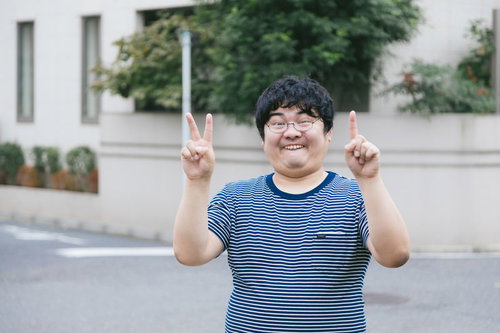 にじゅういっさい、拳で語る男性