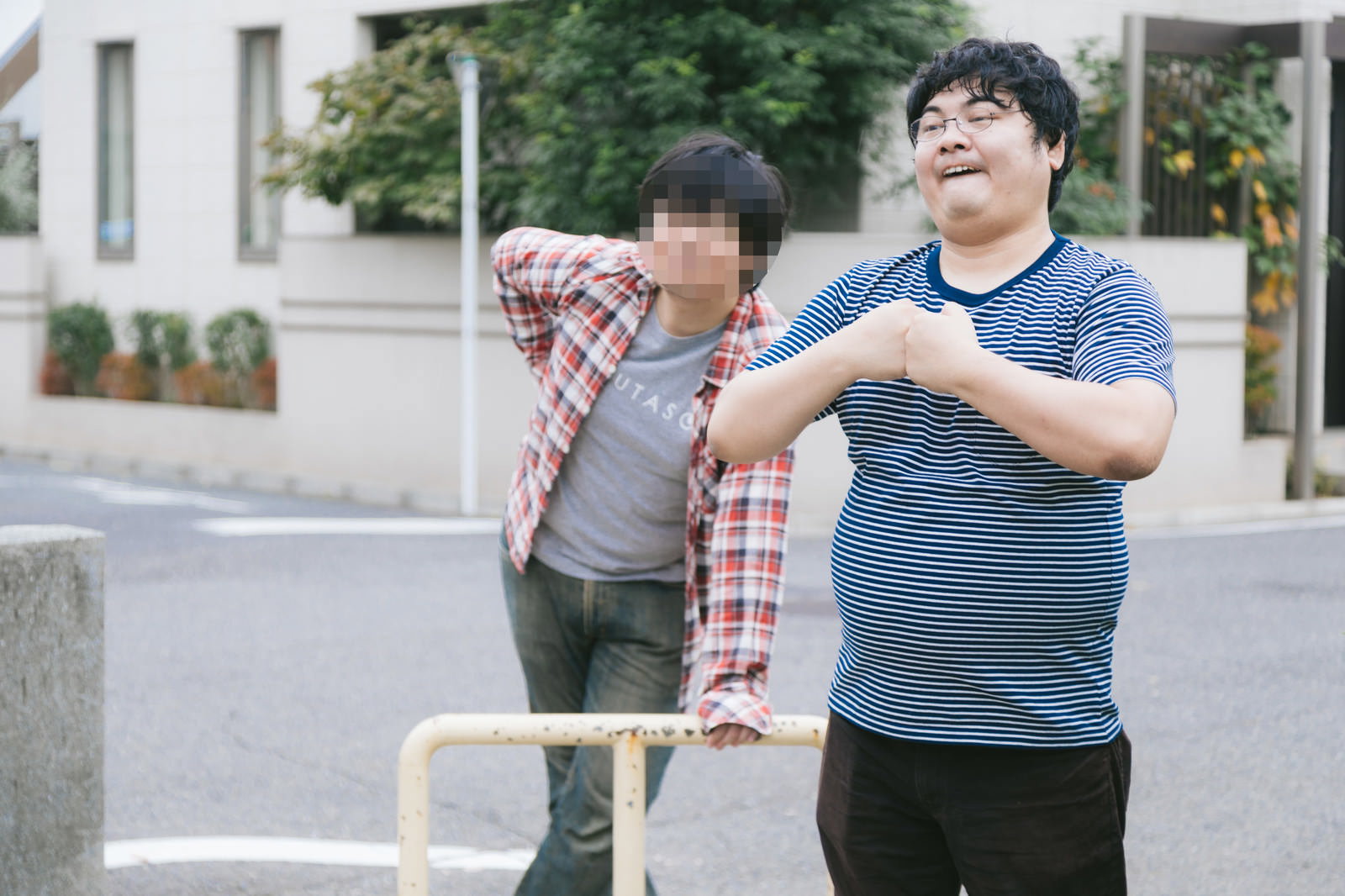 屋外でイキリポーズを決める男性［モデル：段田隼人］