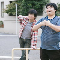 周囲を気にせずイキる男性の写真