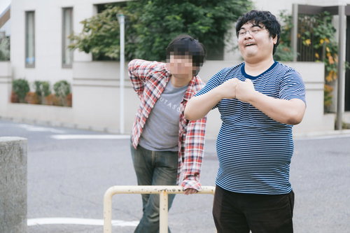 周囲を気にせずイキる男性