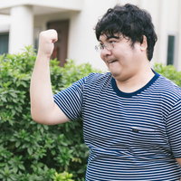 KOBUSHIで拳で語る男性の写真