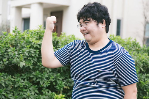 KOBUSHIで拳で語る男性