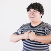 拳に力を込める自称21歳の男性の写真