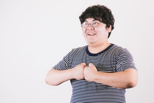 拳に力を込める自称21歳の男性