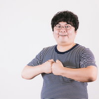 拳で語る自称21歳の男性の写真