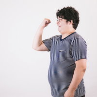 拳で抵抗5秒前、ボーダーのTシャツを着た男性の写真