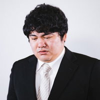 ネットリンチで落ち込む男性会社員のメンタルヘルスの写真
