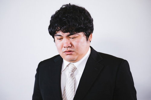 ネットリンチで落ち込む男性会社員のメンタルヘルス