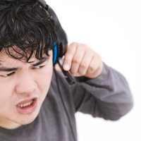 音声チャットでガチギレするゲーム実況プレイヤーの男性の写真