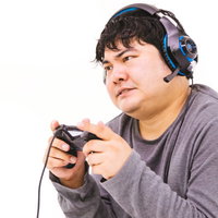 緊迫した場面で息を止めてプレイするゲーム実況者の男性の写真