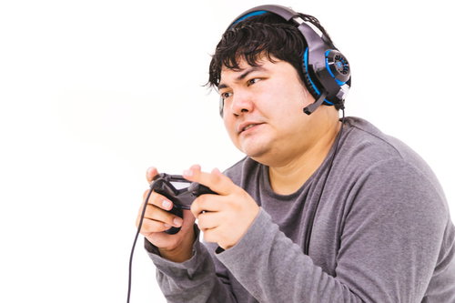 緊迫した場面で息を止めてプレイするゲーム実況者の男性