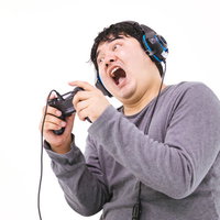 ゲームに没頭しすぎて日常生活に支障が出そうなゲーマー男性の写真