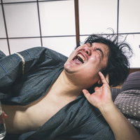 水道水うめぇー！と叫ぶ男性、畳の和室でくつろぐの写真