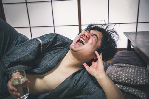 水道水うめぇー！と叫ぶ男性、畳の和室でくつろぐ