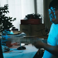 自宅でリモート中にキレるエンジニアの様子の写真