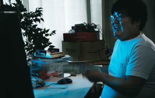 自宅でリモート中にキレるエンジニアの様子