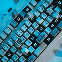 破壊されたキーボード、散乱するキーボードクラッシャーの写真