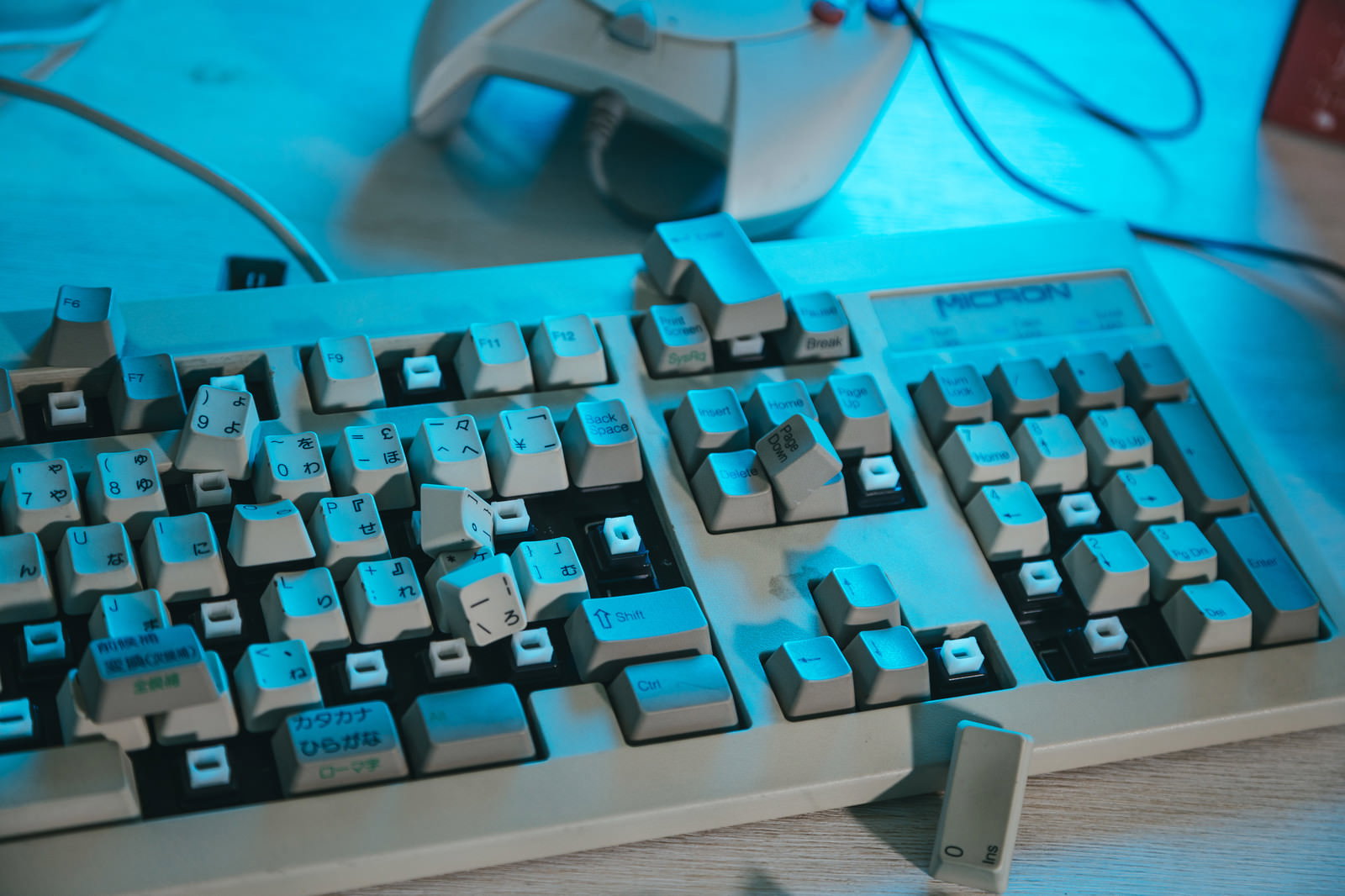 キーキャップが散乱した壊れたキーボード