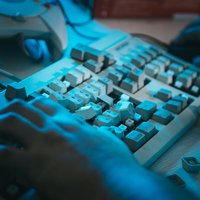 キーボードをデストロイする男性のストレス発散の写真