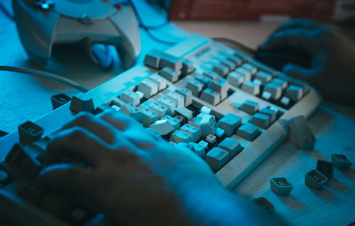 キーボードをデストロイする男性のストレス発散