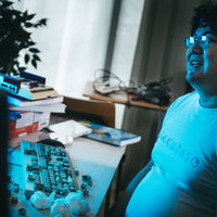 ドン勝後、天を仰ぐゲーマーの写真