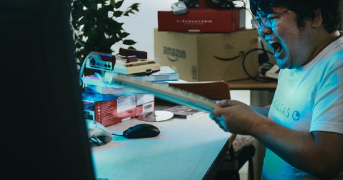 バカにしやがってよぉぉぉ！！