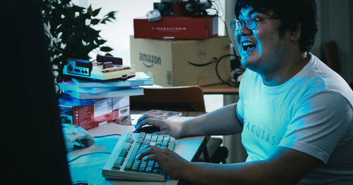 自室に篭ってゲームばかりしているメタボ男子がキーボードを煽る