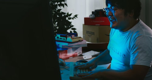 ダウンロード完了が待ちきれないエンジニア男性