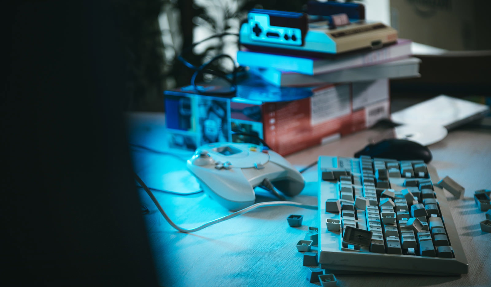 机の上に置かれた破壊されたキーボード、キーが散乱している