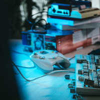 ゲーマーの被害にあった破壊されたキーボードの写真