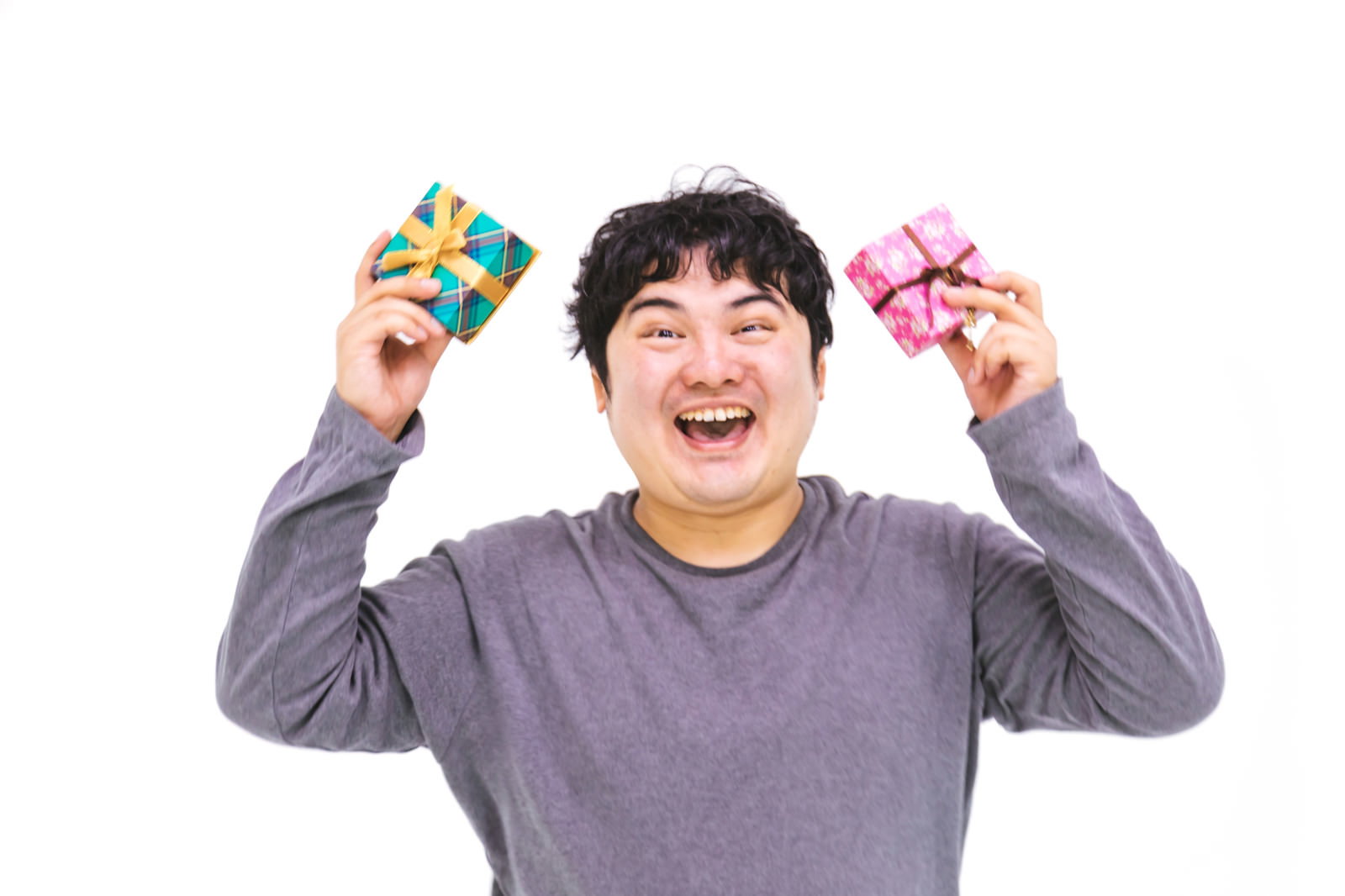 プレゼントボックスを両手に持ち満面の笑みを浮かべる男性［モデル：段田隼人］
