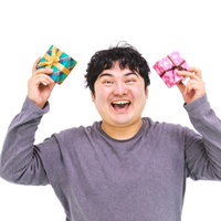 義理チョコウェーイ！プレゼントを持って喜ぶ男性の写真